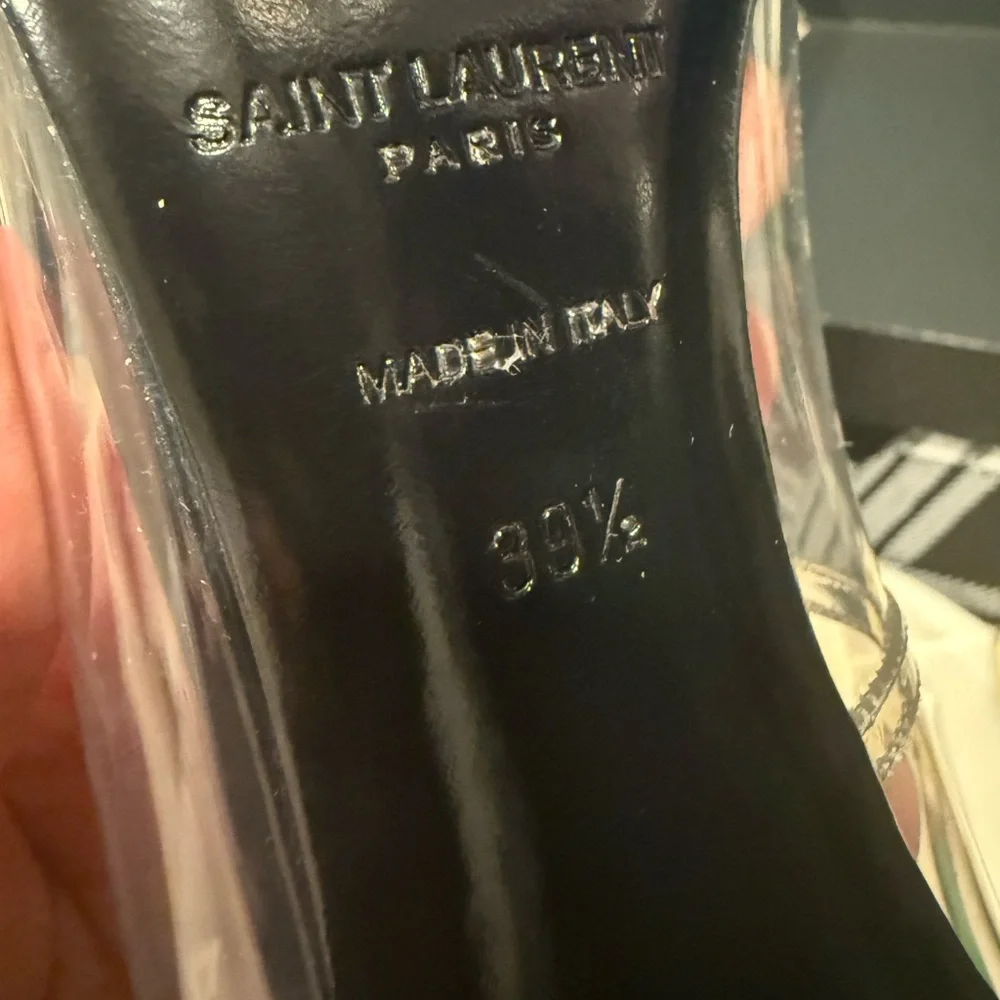 Brand new Saint Laurent

Opyum Pumps In Tpu And Patent Leather With Black Heel - Picture 6 of 7